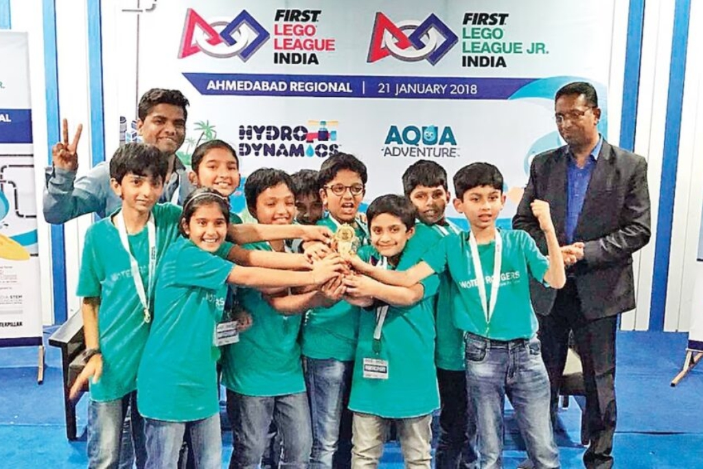 Schoolkids device model to save water on Shivratri